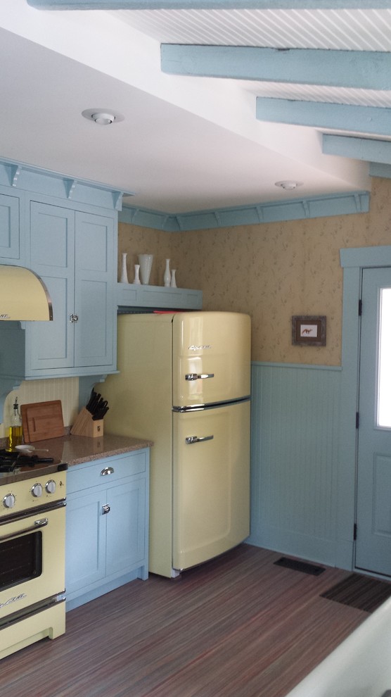 シカゴにある小さなエクレクティックスタイルのおしゃれな独立型キッチン (フラットパネル扉のキャビネット、青いキャビネット、御影石カウンター、クッションフロア、アイランドなし) の写真