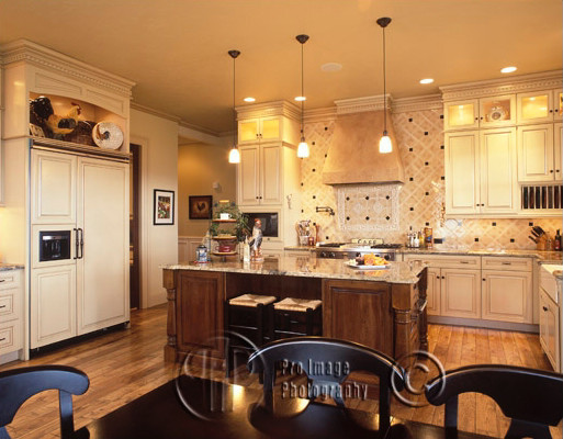 Exempel på ett stort medelhavsstil kök, med en rustik diskho, luckor med upphöjd panel, skåp i slitet trä, granitbänkskiva, beige stänkskydd, stänkskydd i keramik, integrerade vitvaror, mellanmörkt trägolv och en köksö