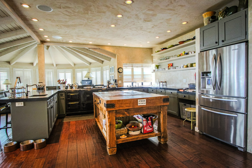 Offene, Mittelgroße Rustikale Küche in U-Form mit profilierten Schrankfronten, grünen Schränken, Küchengeräten aus Edelstahl, braunem Holzboden und Kücheninsel in San Francisco