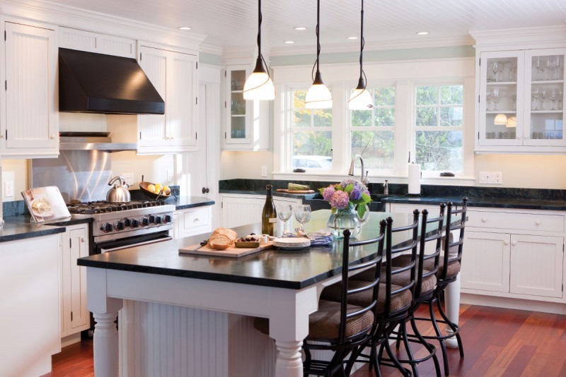 Immagine di una cucina chic di medie dimensioni con lavello stile country, ante a persiana, ante bianche, top in quarzite, elettrodomestici in acciaio inossidabile, parquet scuro e pavimento marrone