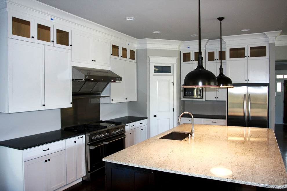 Diseño de cocina comedor minimalista de tamaño medio con armarios con paneles empotrados, puertas de armario blancas, encimera de mármol y salpicadero blanco