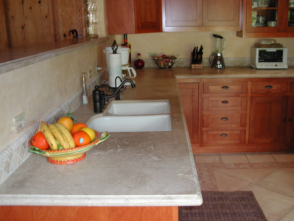 Пример оригинального дизайна: кухня в классическом стиле с обеденным столом и фартуком из каменной плитки