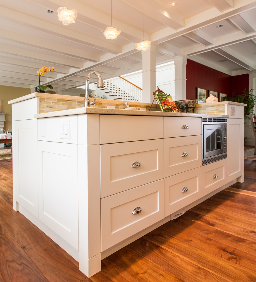 Kitchen - transitional kitchen idea in Vancouver