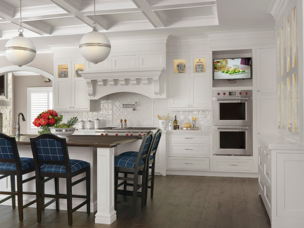 Große Klassische Küche in L-Form mit Schrankfronten im Shaker-Stil, weißen Schränken, Küchenrückwand in Weiß, Küchengeräten aus Edelstahl, dunklem Holzboden und Kücheninsel in St. Louis