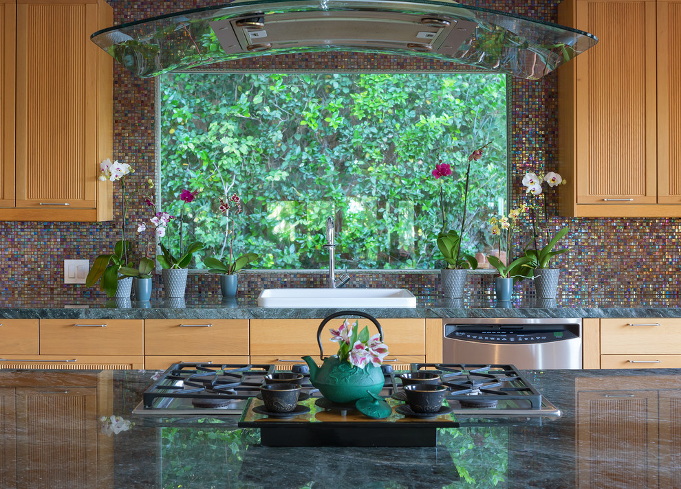 Esempio di una grande cucina design con paraspruzzi con piastrelle di vetro, elettrodomestici in acciaio inossidabile, lavello da incasso, ante a filo, ante in legno chiaro, top in marmo, paraspruzzi multicolore, parquet scuro e top verde