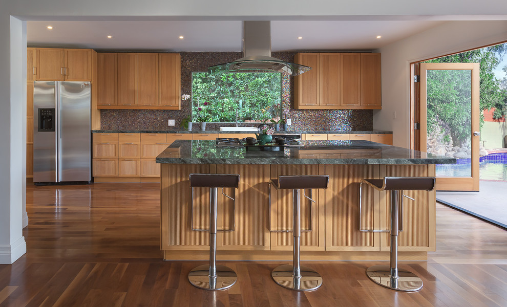 Foto på ett stort funkis grön linjärt kök, med luckor med profilerade fronter, skåp i ljust trä, flerfärgad stänkskydd, stänkskydd i glaskakel, rostfria vitvaror, mörkt trägolv, en köksö, en nedsänkt diskho och marmorbänkskiva