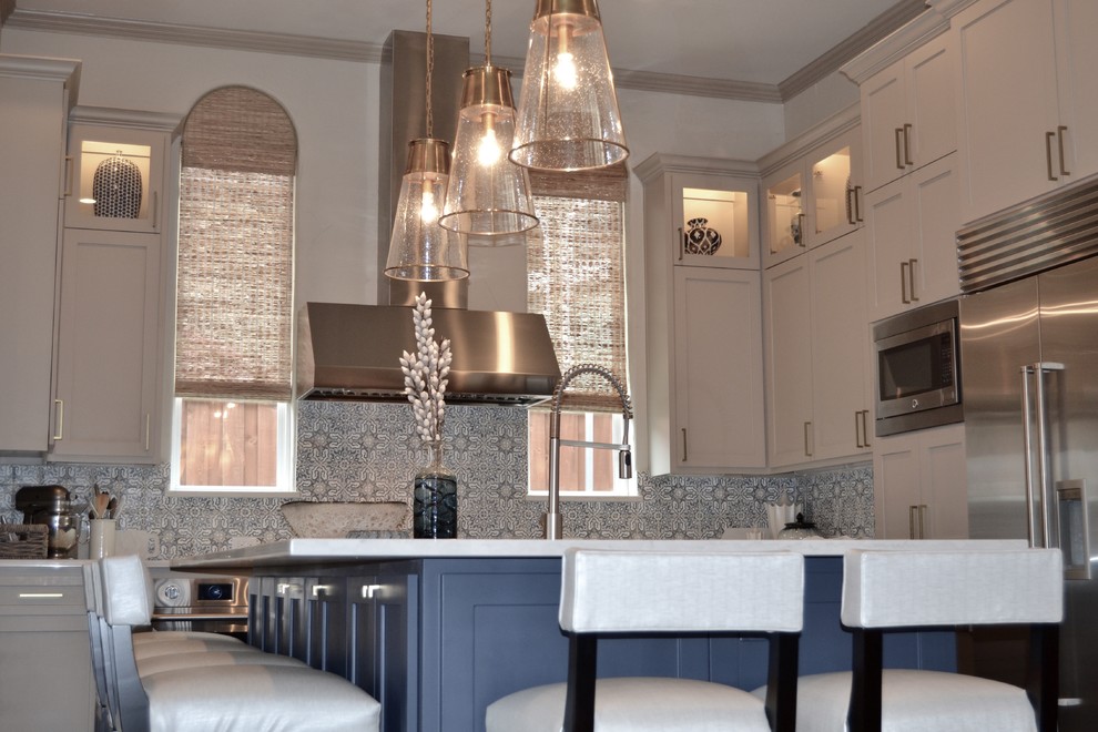 Bild på ett stort vintage kök, med en undermonterad diskho, skåp i shakerstil, blå skåp, bänkskiva i kvarts, blått stänkskydd, stänkskydd i mosaik, rostfria vitvaror, mörkt trägolv, en köksö och brunt golv