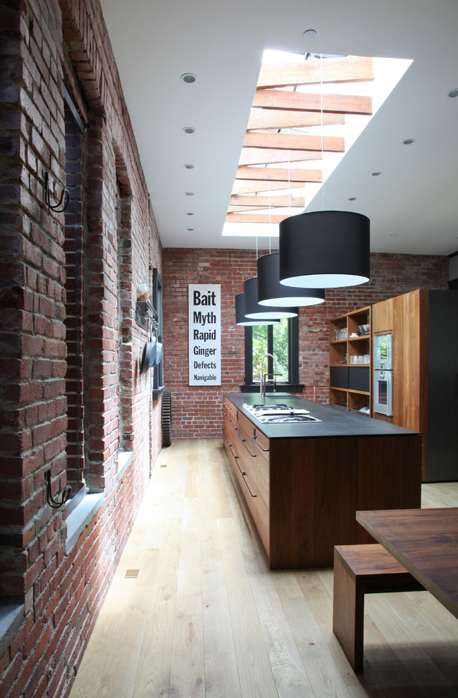 Diseño de cocina contemporánea abierta y de nogal con armarios con paneles lisos y puertas de armario de madera oscura