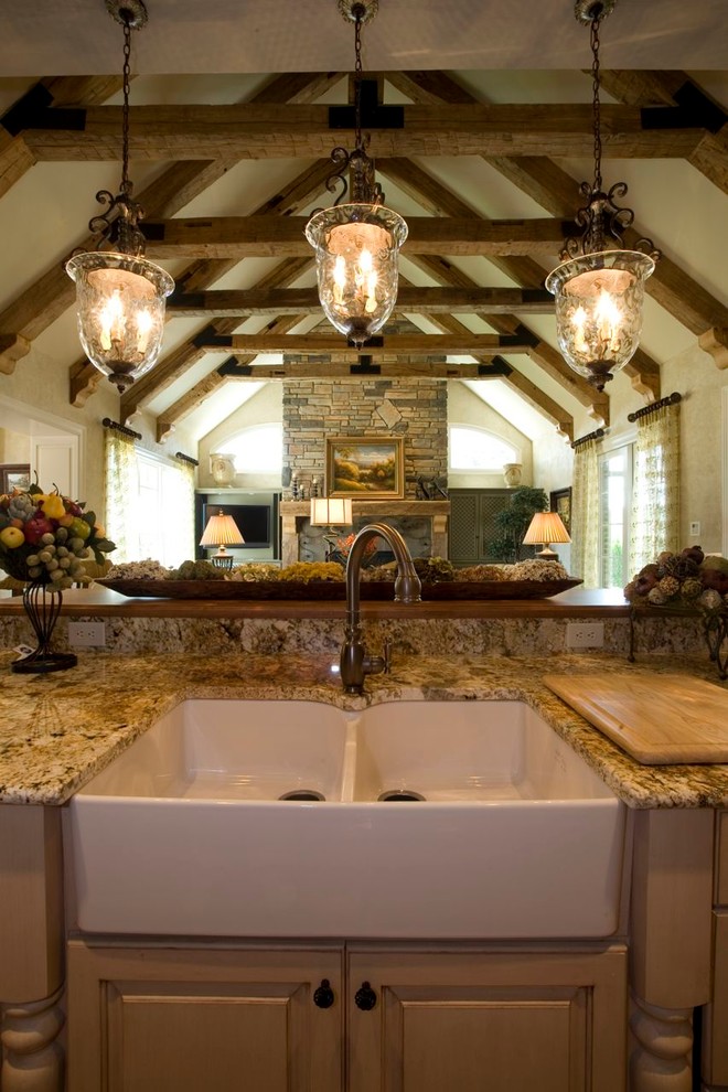Foto de cocina clásica grande con fregadero sobremueble, armarios con paneles con relieve, puertas de armario beige, encimera de granito y una isla