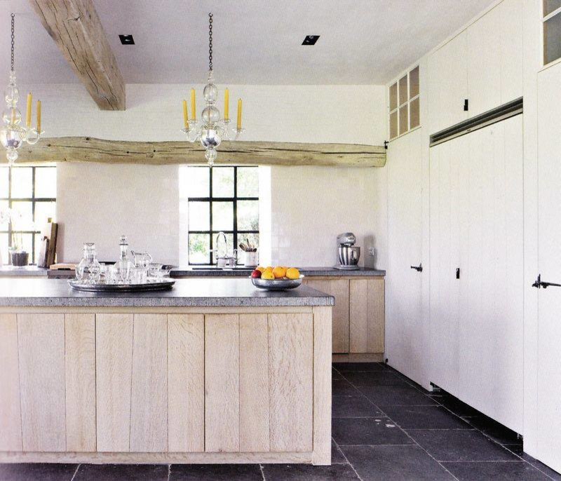 Cette photo montre une cuisine linéaire nature en bois clair de taille moyenne avec un évier encastré, un placard à porte plane, un plan de travail en béton, un électroménager blanc, un sol en ardoise et îlot.