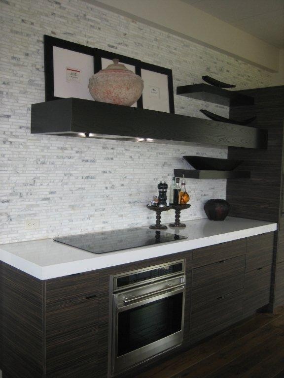 Diseño de cocina contemporánea con salpicadero blanco, salpicadero de azulejos de piedra y suelo de madera oscura