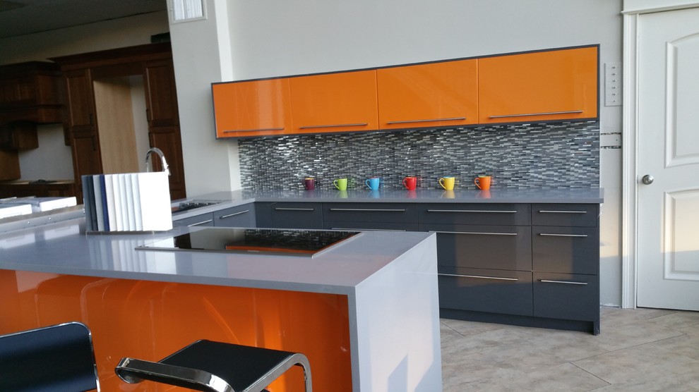 Idéer för att renovera ett avskilt, mellanstort funkis u-kök, med en undermonterad diskho, släta luckor, orange skåp, bänkskiva i kvarts, grått stänkskydd, stänkskydd i glaskakel, klinkergolv i keramik och en halv köksö
