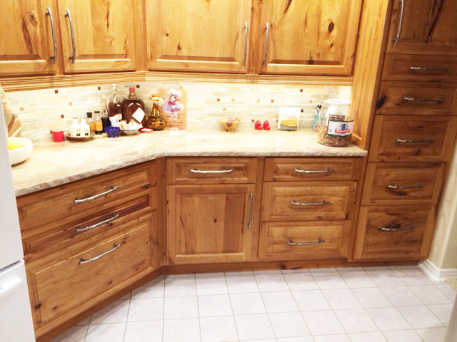 Foto di una cucina abitabile stile rurale con ante con bugna sagomata, ante in legno scuro, paraspruzzi beige, pavimento con piastrelle in ceramica e nessuna isola