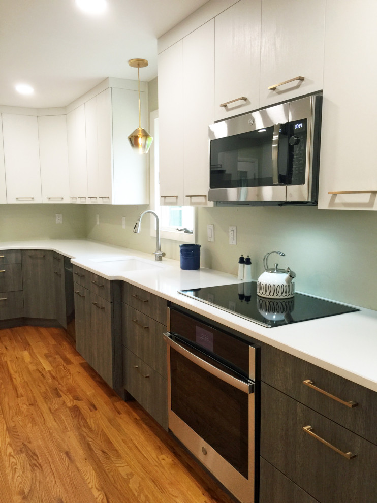 Immagine di una cucina contemporanea di medie dimensioni con lavello stile country, ante lisce, ante grigie, top in quarzite, elettrodomestici in acciaio inossidabile, pavimento marrone e top bianco