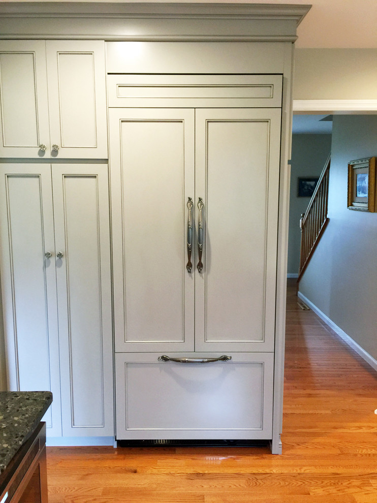 Imagen de cocina comedor actual grande con armarios con paneles empotrados, puertas de armario blancas, encimera de cuarcita y una isla