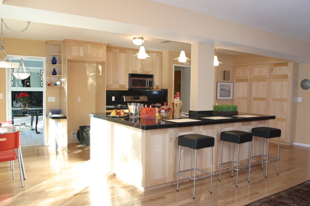 Example of a classic kitchen design in Los Angeles