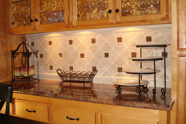 Foto di una grande cucina classica con ante di vetro, ante in legno scuro, top in granito, paraspruzzi beige, paraspruzzi in travertino e nessuna isola