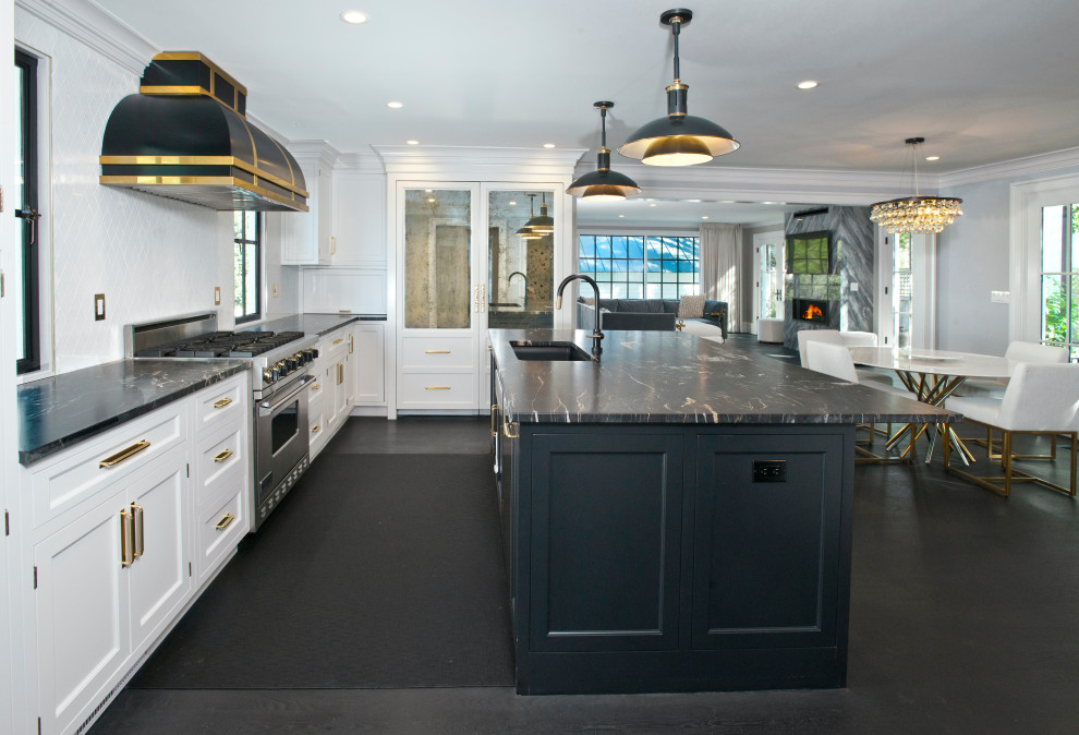 Modern inredning av ett mellanstort svart linjärt svart kök och matrum, med en undermonterad diskho, släta luckor, vita skåp, granitbänkskiva, vitt stänkskydd, stänkskydd i glaskakel, rostfria vitvaror, mörkt trägolv, en köksö och svart golv