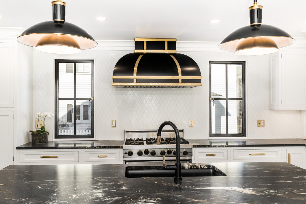 ニューヨークにある高級な中くらいなコンテンポラリースタイルのおしゃれなキッチン (アンダーカウンターシンク、フラットパネル扉のキャビネット、黒いキャビネット、御影石カウンター、白いキッチンパネル、ガラスタイルのキッチンパネル、シルバーの調理設備、濃色無垢フローリング、黒い床、マルチカラーのキッチンカウンター) の写真
