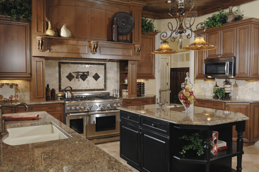 Immagine di una grande cucina chic con ante in legno bruno, top in granito e elettrodomestici in acciaio inossidabile