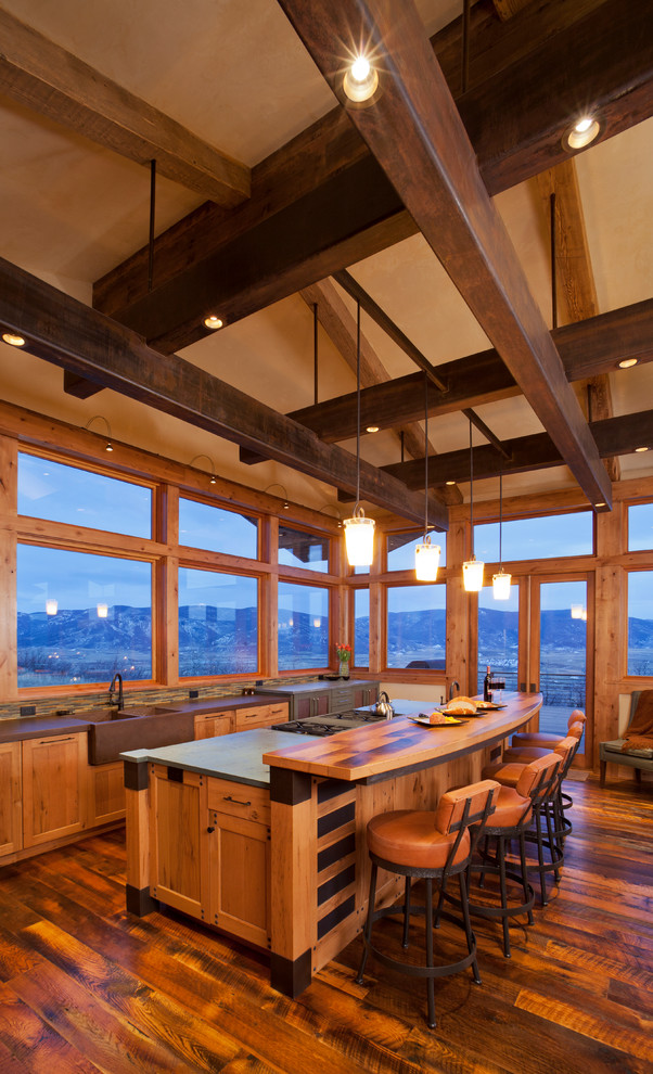 Zweizeilige Rustikale Küche mit Landhausspüle, Schrankfronten im Shaker-Stil, hellbraunen Holzschränken, dunklem Holzboden und Kücheninsel in Denver