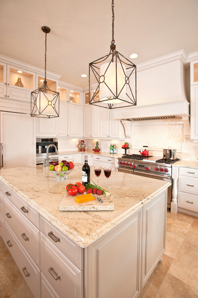 タンパにあるトラディショナルスタイルのおしゃれなキッチン (パネルと同色の調理設備) の写真