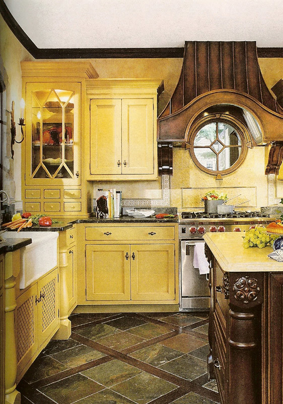 Inredning av ett klassiskt kök och matrum, med en rustik diskho, skåp i shakerstil, stänkskydd i keramik, rostfria vitvaror och skiffergolv