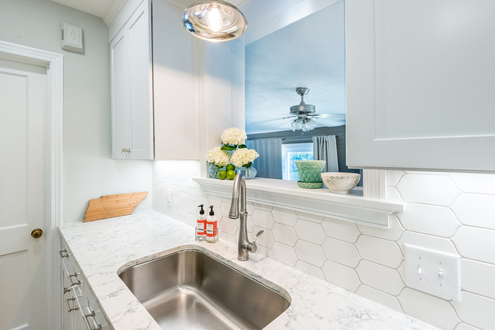 Inspiration for a classic kitchen in Richmond with a single-bowl sink, shaker cabinets, white cabinets, quartz worktops, white splashback, mosaic tiled splashback, stainless steel appliances, medium hardwood flooring and a breakfast bar.