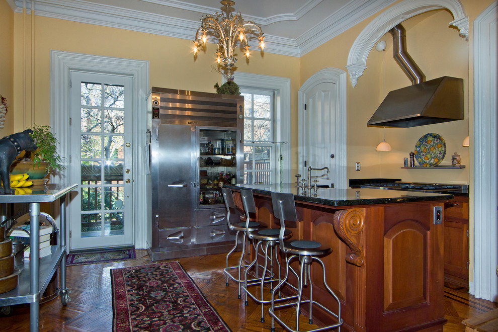 Свежая идея для дизайна: кухня в классическом стиле с фасадами цвета дерева среднего тона и техникой из нержавеющей стали - отличное фото интерьера