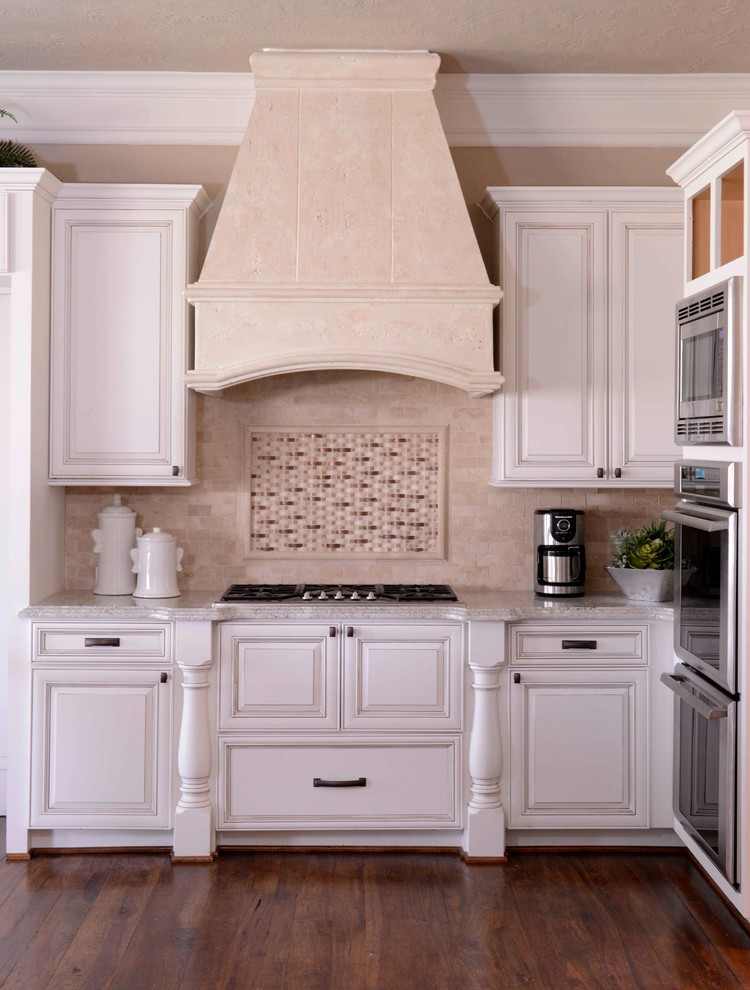 Klassische Wohnküche mit Granit-Arbeitsplatte und Küchengeräten aus Edelstahl in Houston