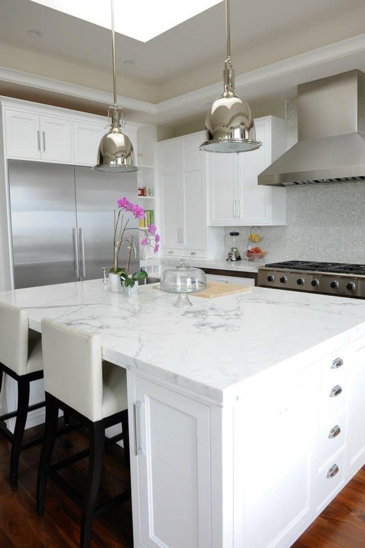 Exempel på ett stort modernt kök, med en undermonterad diskho, skåp i shakerstil, vita skåp, marmorbänkskiva, blått stänkskydd, stänkskydd i glaskakel, rostfria vitvaror, mörkt trägolv och en köksö