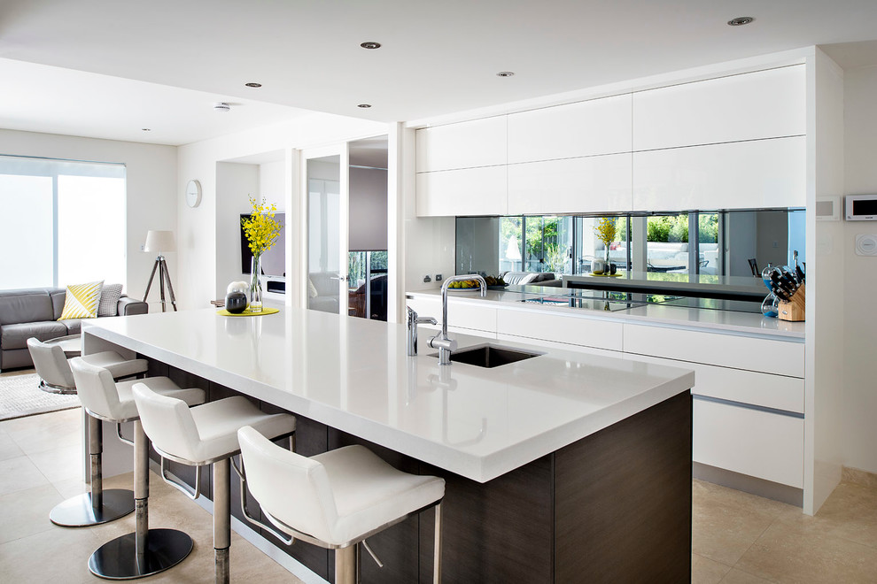 Zweizeilige Moderne Küche mit Unterbauwaschbecken, flächenbündigen Schrankfronten, weißen Schränken und Rückwand aus Spiegelfliesen in Perth