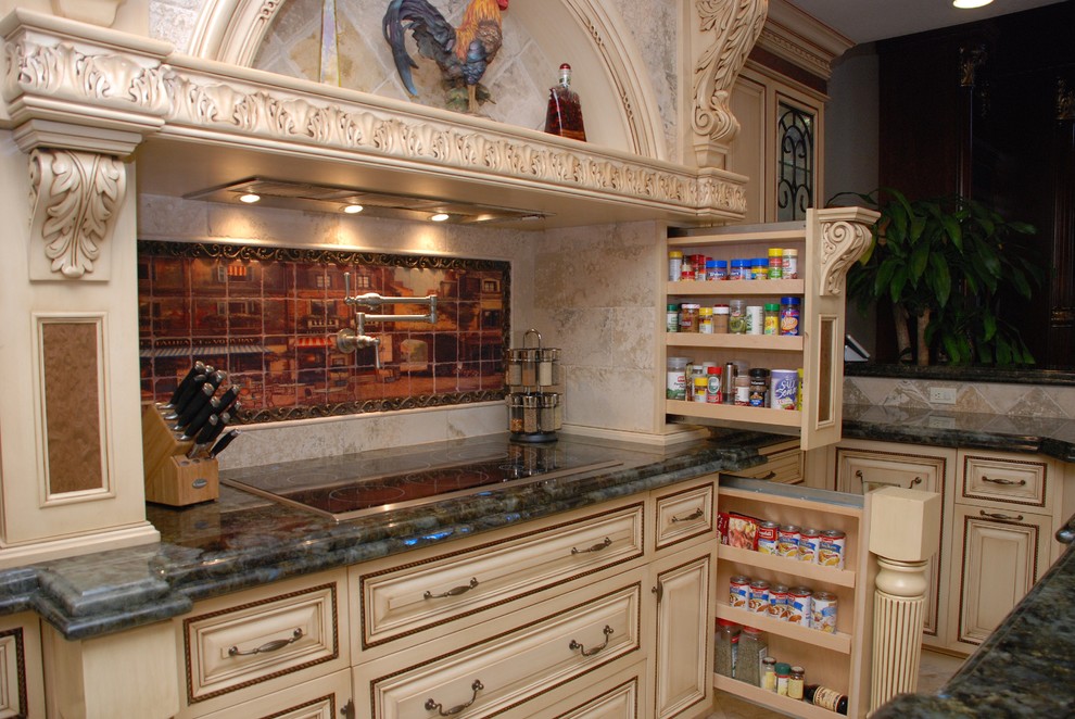 Immagine di una cucina chic di medie dimensioni con lavello a doppia vasca, ante con bugna sagomata, ante beige, top in marmo, paraspruzzi beige, paraspruzzi in gres porcellanato, elettrodomestici da incasso e pavimento in marmo