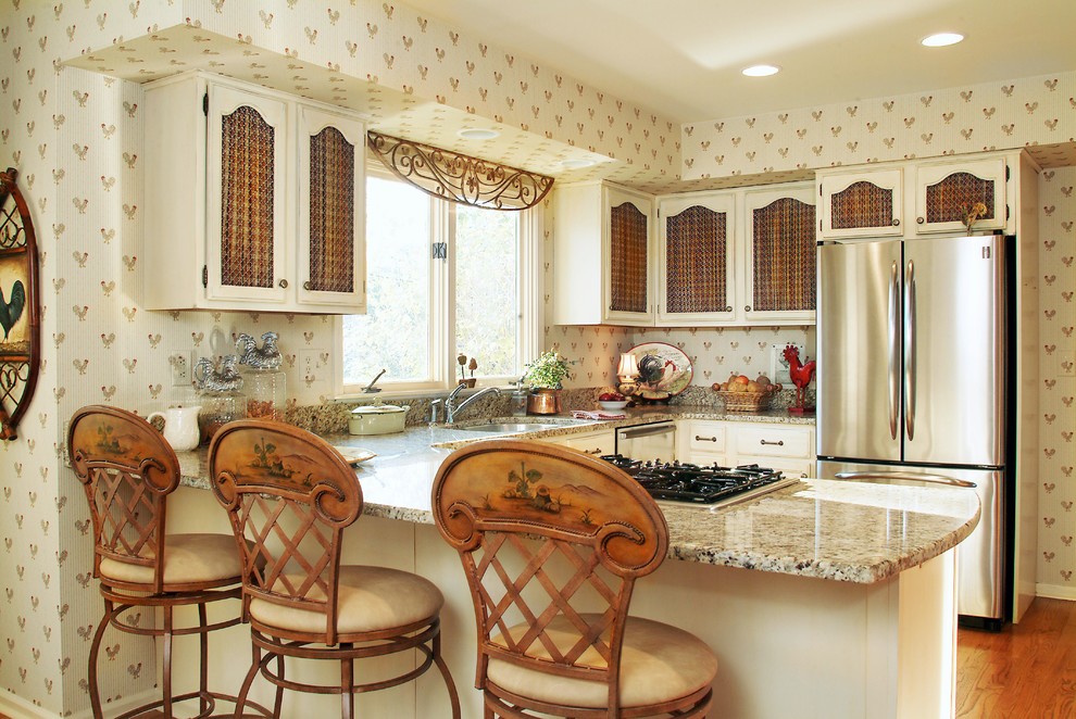 Immagine di una cucina classica con lavello sottopiano, ante bianche, top in granito e elettrodomestici in acciaio inossidabile