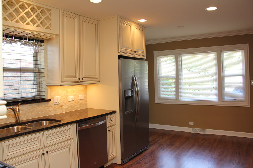 Elegant kitchen photo in Chicago