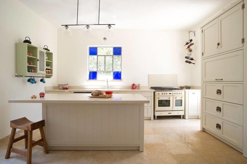 Ejemplo de cocinas en L campestre con armarios estilo shaker, puertas de armario beige y electrodomésticos de colores