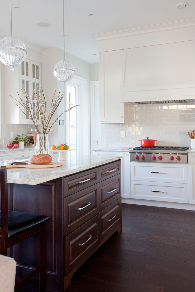Klassische Küche mit weißen Schränken und Küchenrückwand in Weiß in Vancouver