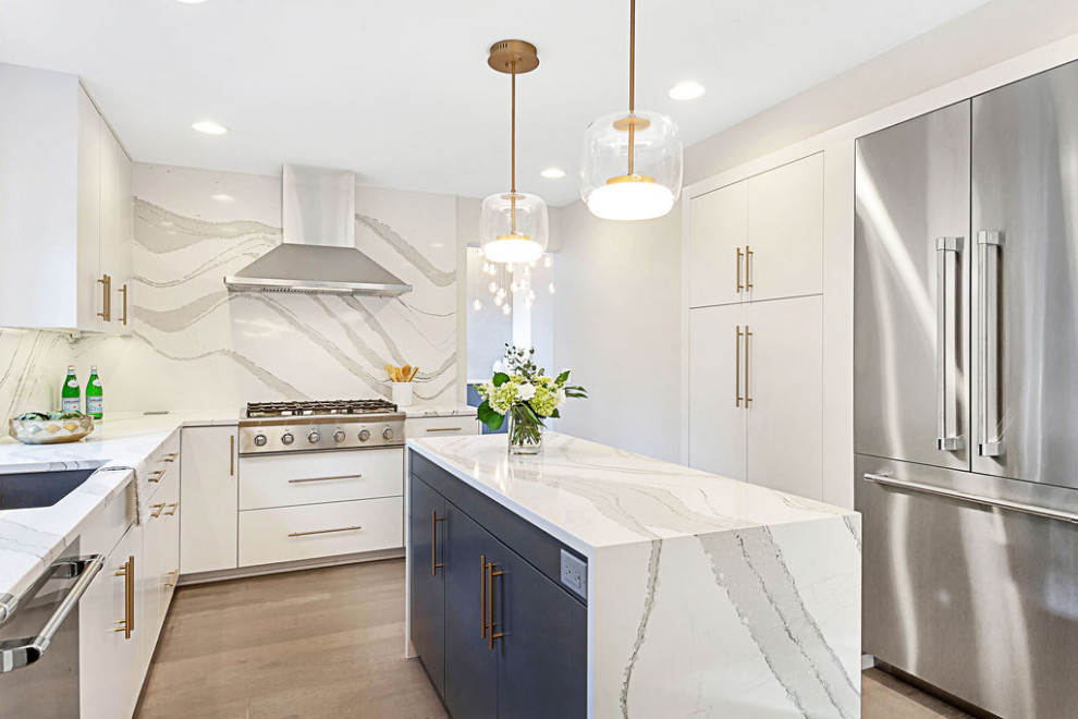 Foto på ett stort funkis flerfärgad kök, med en undermonterad diskho, släta luckor, vita skåp, bänkskiva i kvarts, flerfärgad stänkskydd, rostfria vitvaror, ljust trägolv, en köksö och grått golv