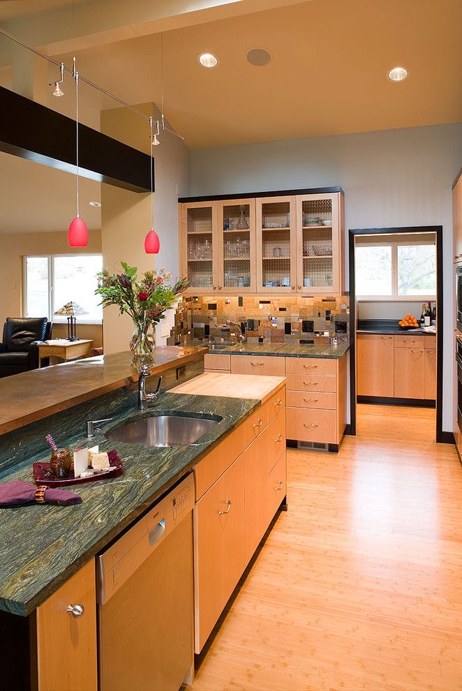Offene Moderne Küche mit Glasfronten, hellbraunen Holzschränken, bunter Rückwand, Rückwand aus Mosaikfliesen und Unterbauwaschbecken in Portland