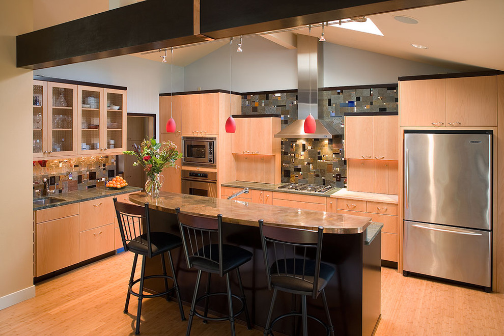 Modelo de cocina contemporánea con armarios con paneles lisos, electrodomésticos de acero inoxidable, puertas de armario de madera oscura, encimera de cobre, salpicadero multicolor, salpicadero de pizarra y barras de cocina