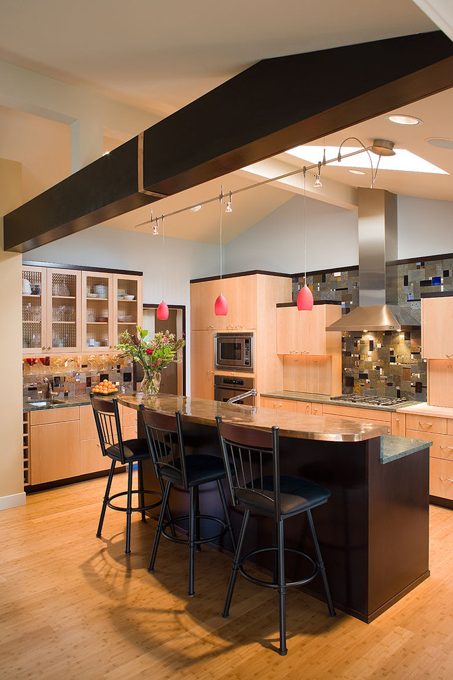ポートランドにあるコンテンポラリースタイルのおしゃれなII型キッチン (フラットパネル扉のキャビネット、中間色木目調キャビネット、銅製カウンター、マルチカラーのキッチンパネル、モザイクタイルのキッチンパネル) の写真
