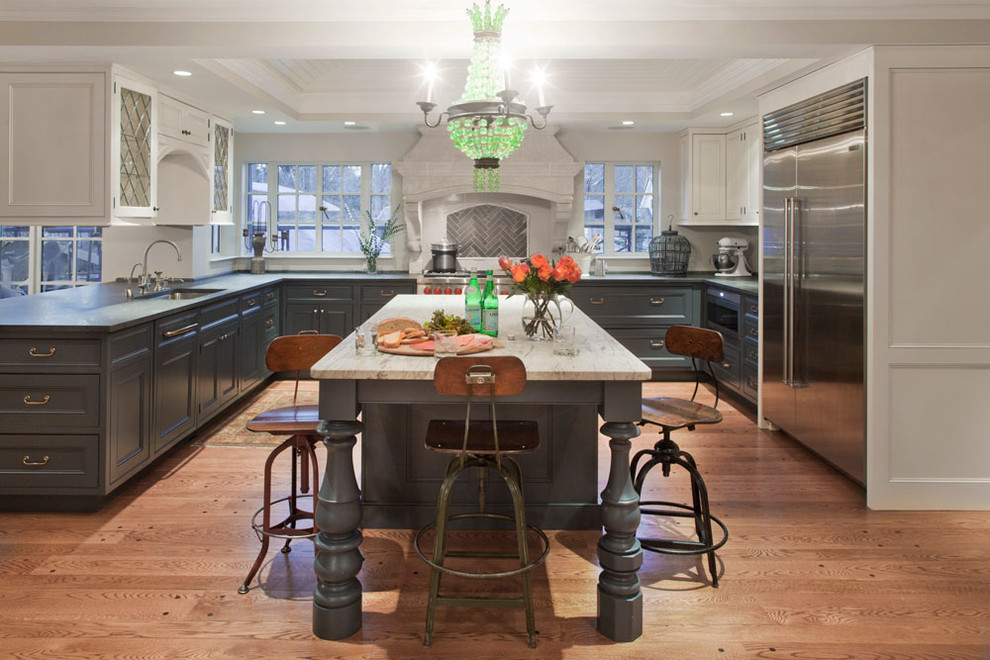 Inspiration för ett stort vintage l-kök, med en undermonterad diskho, luckor med upphöjd panel, skåp i mörkt trä, marmorbänkskiva, rött stänkskydd, stänkskydd i tegel, rostfria vitvaror, mellanmörkt trägolv, en köksö och brunt golv