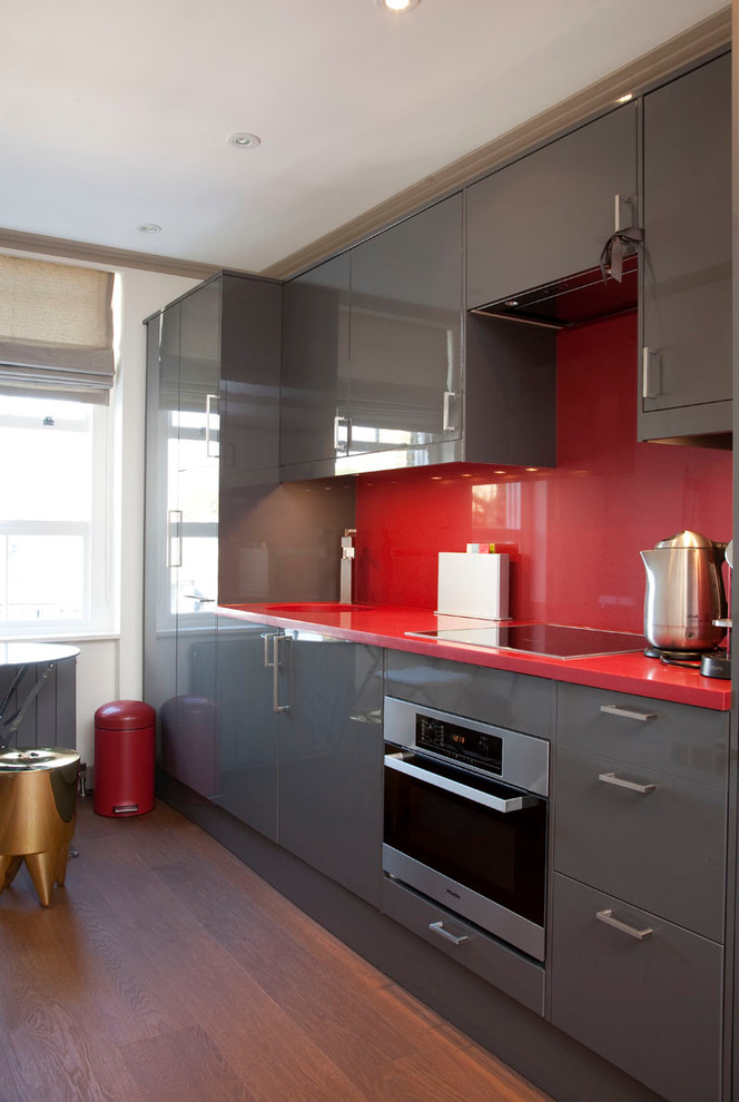 Imagen de cocina moderna con encimeras rojas