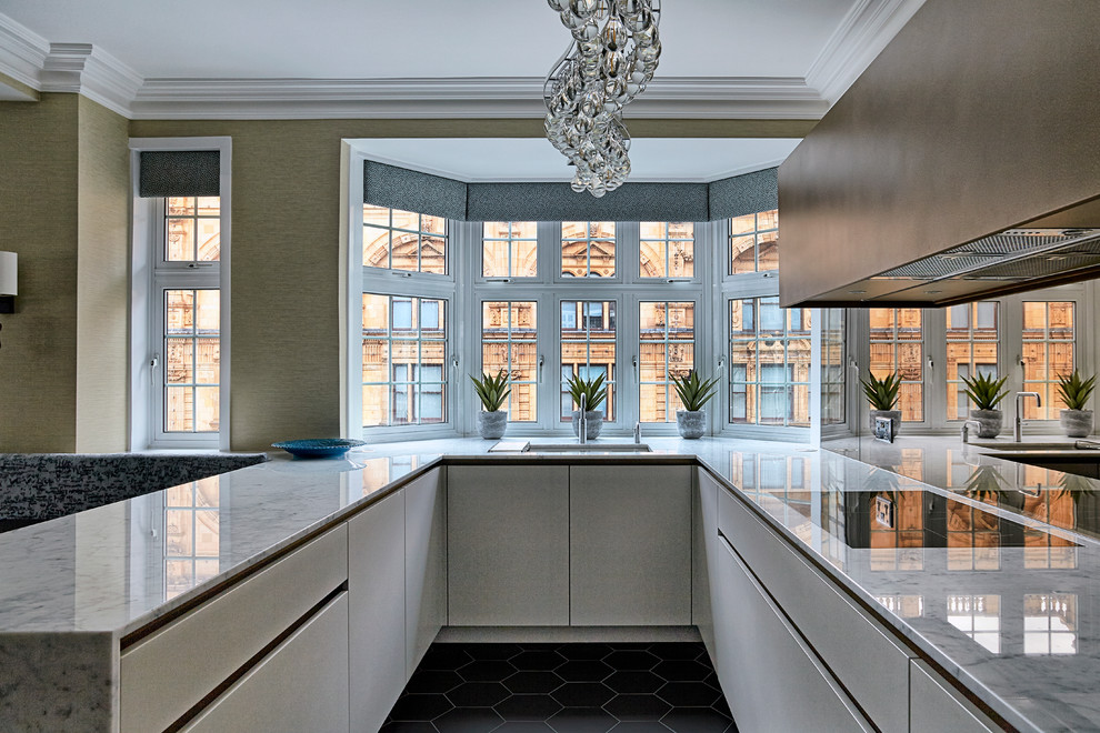 Idéer för ett stort modernt kök, med en nedsänkt diskho, släta luckor, grå skåp, marmorbänkskiva, stänkskydd med metallisk yta, spegel som stänkskydd, integrerade vitvaror, klinkergolv i porslin och svart golv