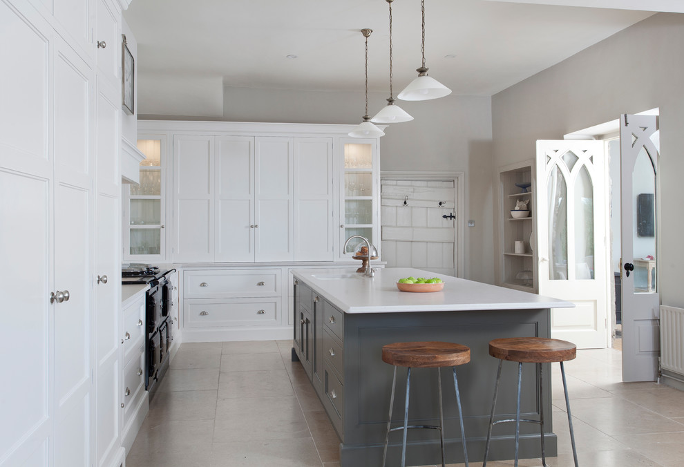 Immagine di una cucina chic chiusa con lavello sottopiano, ante con riquadro incassato, ante bianche, elettrodomestici da incasso, pavimento beige e top bianco