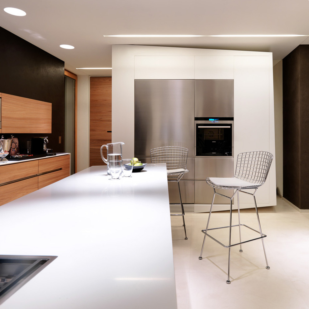 Стильный дизайн: кухня в стиле модернизм с плоскими фасадами и техникой из нержавеющей стали - последний тренд