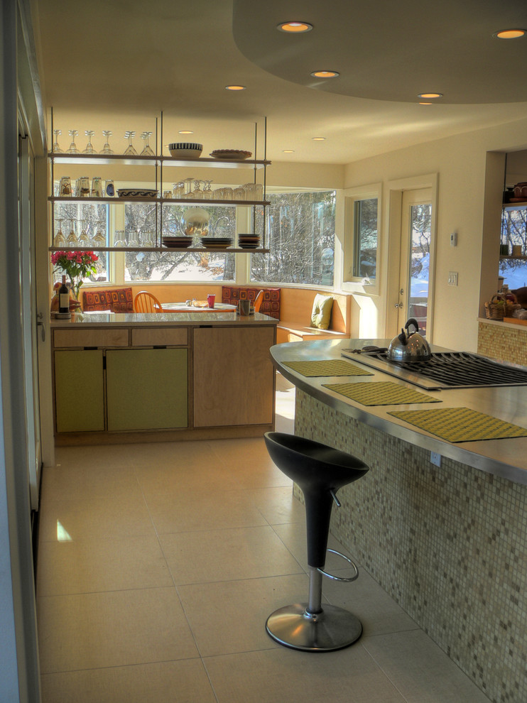 На фото: кухня в современном стиле с зелеными фасадами, столешницей из нержавеющей стали, плоскими фасадами и барной стойкой