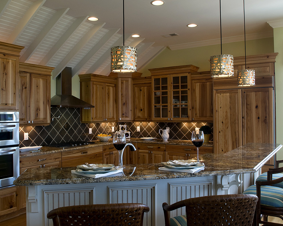 ローリーにあるトラディショナルスタイルのおしゃれなキッチン (御影石カウンター、レイズドパネル扉のキャビネット、中間色木目調キャビネット、茶色いキッチンパネル) の写真
