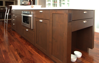 https://st.hzcdn.com/simgs/pictures/kitchens/knotty-alder-island-with-dark-stain-and-pet-feeding-station-denise-quade-design-img~92a19f2d097e4603_3-0871-1-2b8f90d.jpg
