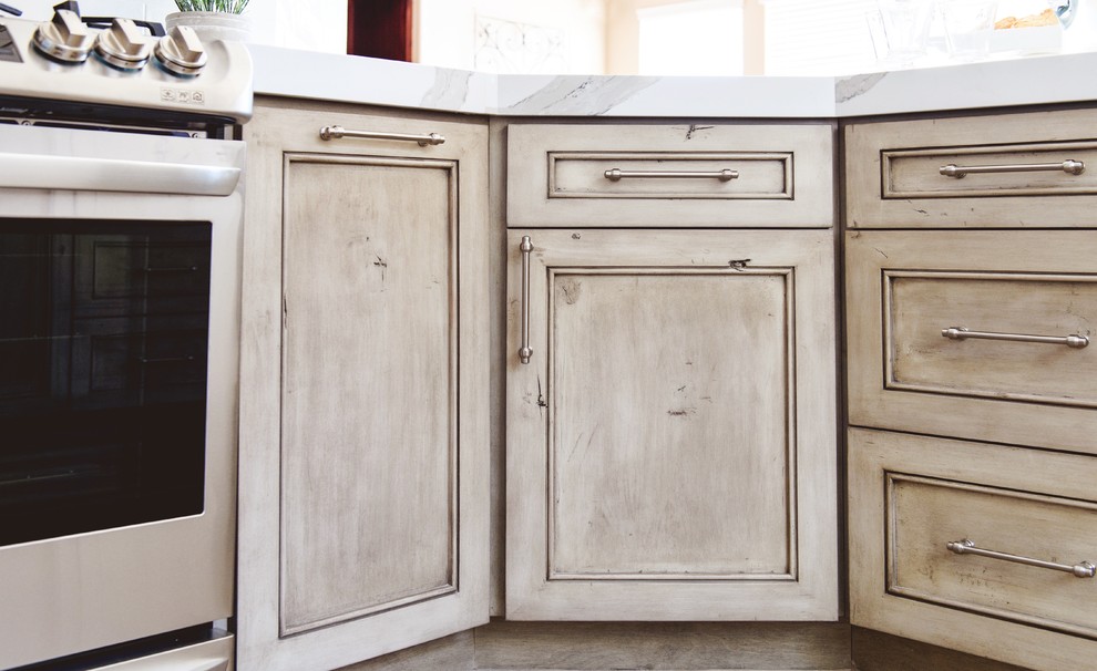 Exempel på ett mellanstort klassiskt kök, med en rustik diskho, skåp i shakerstil, vita skåp, bänkskiva i kvartsit, vitt stänkskydd, rostfria vitvaror, mellanmörkt trägolv, en halv köksö och brunt golv